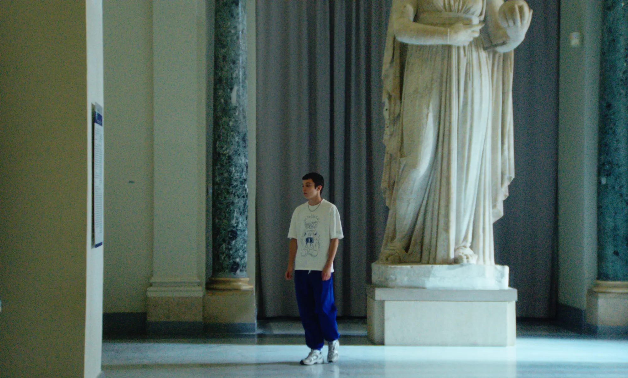 Still from 'La Gradiva', showing a group of young people in a historical setting expressing various emotions.